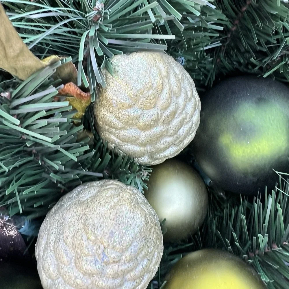 Kirkland 9' Pre-lit LED Greenery Holiday 9 FT Garland - Stunning Piece